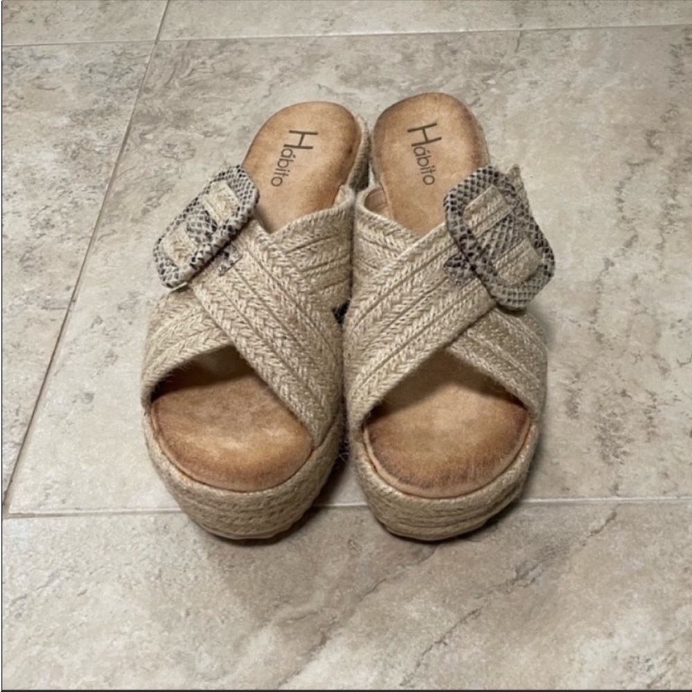 NWOT Habito wedge natural espadrille platform w/ snake print big buckle. Size 7.